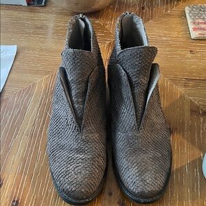 Eileen Fisher Tuck Textured Leather Siped Almond Toe Boots size 8